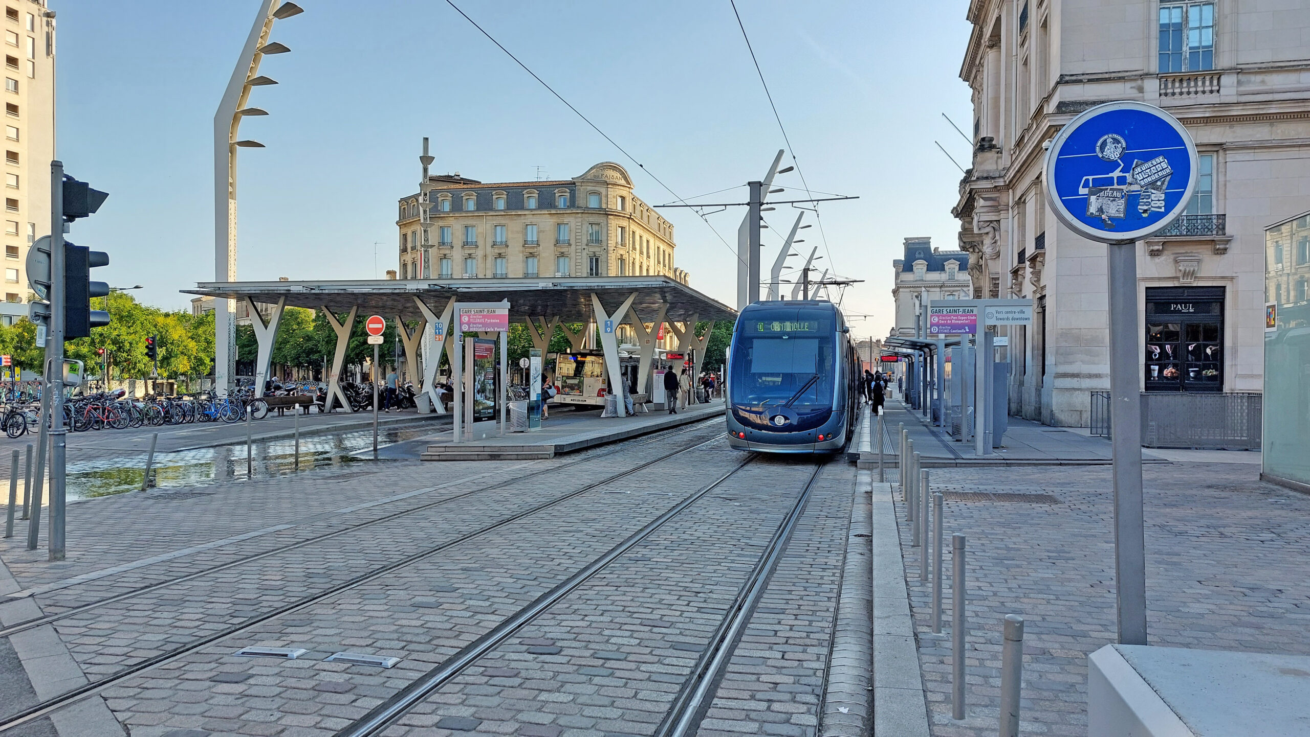 Tramway devant la gare Saint-Jean à Bordeaux, à proximité du quartier Belcier