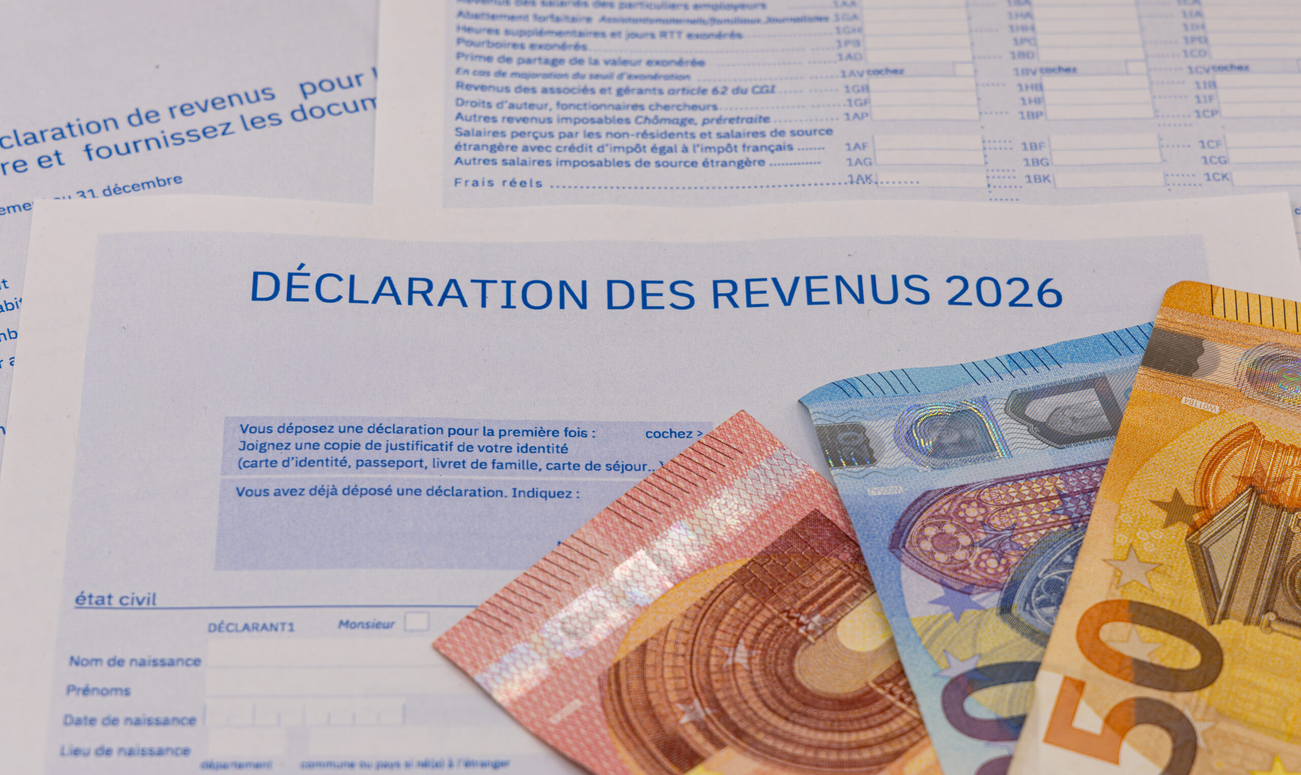 Déclaration des revenus 2026 et billets d'euros illustrant le choix de la case 2OP.